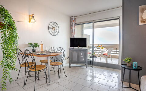 Canet-Plage 500: Møbel, Bord, Stol, Bygning, Køkken, Cabinetry, Indretning, Træ, Arkitektur, Gulvbelægning