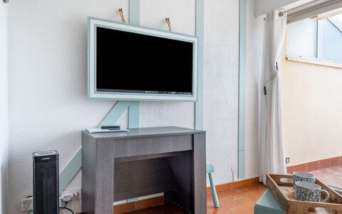 Les Jardins de la Plage: Møbel, Bygning, Bord, Computer Desk, Vindue, Television, Cabinetry, Træ, Indretning