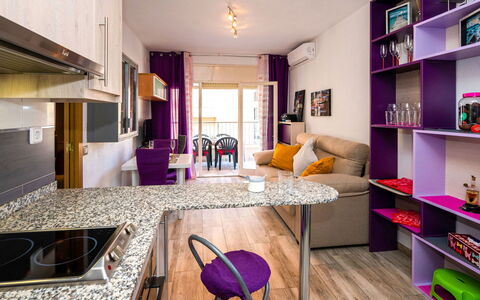 Cloud: Ejendom, Møbel, Purple, Hylde, Cabinetry, Belysning, Bord, Indretning, Violet, Træ