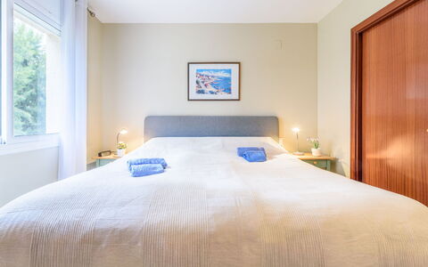 Salou 306: Seng, Indretning, Soveværelse, Møbel, Sengetøj, Gulvbelægning, Etage, Sengetøj, Loft, Træ
