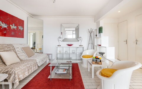 Soleil Bleu: Møbel, Billedramme, Couch, Bord, Komfort, Bygning, Indretning, Etage, Gulvbelægning, Lampe