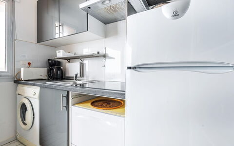 Soleil Bleu: Cabinetry, Bygning, Køkken Apparat, Gaskomfur, Countertop, Cooktop, Komfur, Køkken, Husholdningsapparat, Vindue