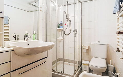 Bonatti: Badeværelse, Sanitærarmatur, Indretning, Gulvbelægning, Toilet, Etage, Toiletbræt, Badeværelsesvask, Håndvask, Vvs
