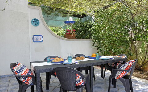 Villa Marlene: Bord, Møbel, Plante, Blad, Vindue, Udendørs Bord, Udendørs Møbler, Skygge, Træ, Bygning