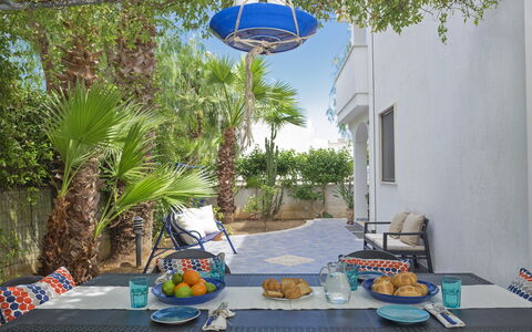 Villa Marlene: Møbel, Ejendom, Mad, Bord, Plante, Himmel, Bordservice, Azure, Blå, Bygning
