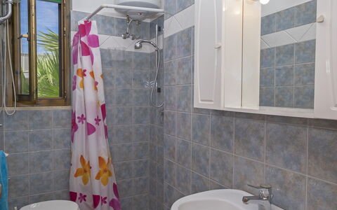 Villa Marlene: Spejl, Håndvask, Sanitærarmatur, Ejendom, Fotografi, Tap, Badeværelsesvask, Badeværelse, Purple, Bygning