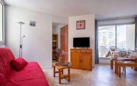 Canet-Plage 650: Møbel, Ejendom, Bord, Billedramme, Vindue, Cabinetry, Bygning, Træ, Stueplante, Stol