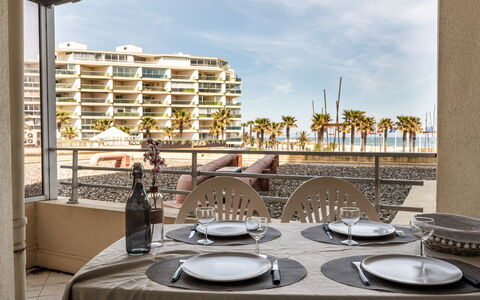 Canet-Plage 650: Bord, Himmel, Bordservice, Møbel, Ejendom, Bygning, Stol, Vindue, Tallerkner, Sky