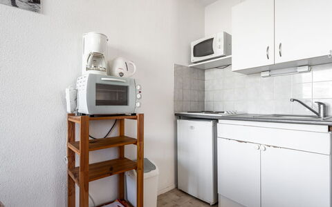 Canet-Plage 650: Cabinetry, Ejendom, Køkken Apparat, Komfur, Køkken, Bygning, Husholdningsapparat, Indretning, Træ, Computer Desk