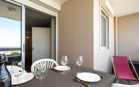 Canet-Plage 670: Bord, Møbel, Ejendom, Stol, Bygning, Træ, Indretning, Arkitektur, Komfort