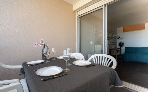 Canet-Plage 670: Møbel, Bygning, Bord, Ejendom, Komfort, Textile, Træ, Stol, Indretning, Arkitektur
