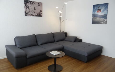 Sunnmatt West Wohnung 934: Himmel, Plante, Bygning, Sky, Vindue, Træ, Hus, Træ, Urban Design, Hældning
