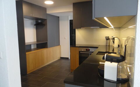 Sunnmatt West Wohnung 934: Countertop, Gulvbelægning, Indretning, Køkken, Etage, Træ, Cabinetry, Loft, Møbel, Lysarmatur