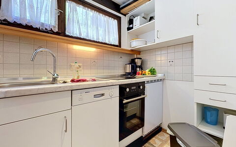 Fliederweg: Køkken Apparat, Køkken, Countertop, Større Bandage, Cabinetry, Indretning, Træ, Husholdningsapparat, Køkkenvask, Gulvbelægning