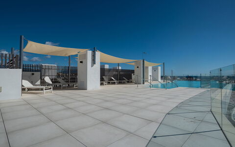 Estepona 114: Himmel, Skygge, Urban Design, Bygning, Facade, City, Blandet Brug, Kommerciel Bygning, Landskab, Kompositmateriale