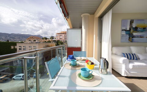 Borumbot: Bygning, Ejendom, Bord, Vindue, Azure, Sky, Himmel, Arkitektur, Skygge, Indretning