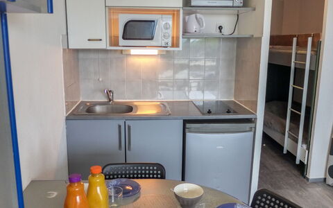 Canet-Plage 690: Cabinetry, Køkkenvask, Countertop, Håndvask, Ejendom, Tap, Køkken, Blå, Køkken Apparat, Komfur