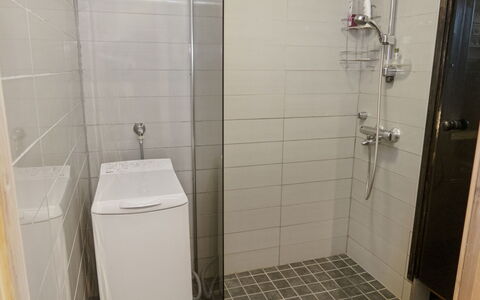 Villa Jaloranta a: Badeværelse, Gulvbelægning, Sanitærarmatur, Væg, Etage, Indretning, Toilet, Vvs, Bruser, Flise