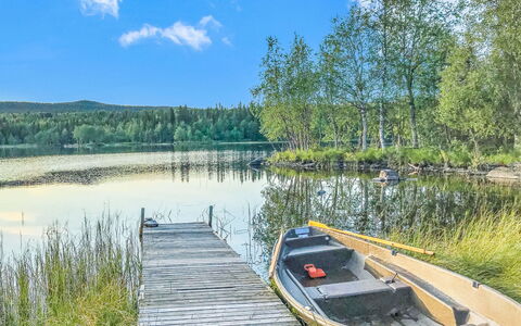 Villa Jaloranta a: Vand, Vandressourcer, Krop Af Vand, Grøn, Natur, Naturligt Miljø, Naturlige Landskab, Båd, Bank, Vandløb