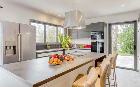L'Allée Couverte: Cabinetry, Bord, Countertop, Møbel, Ejendom, Vindue, Stol, Komfur, Træ, Køkken Apparat
