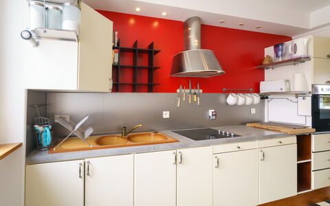 L'Atlantique: Cabinetry, Countertop, Håndvask, Køkkenvask, Tap, Komfur, Køkken Apparat, Køkken, Husholdningsapparat, Emhætte