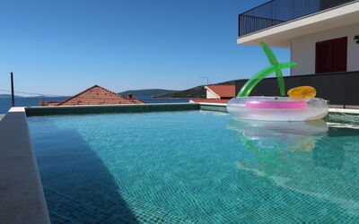 Trogir Vranjica 601: Vand, Himmel, Bygning, Azure, Svømmepøl, Krop Af Vand, Hus, Fritid, Aqua, Ferieby