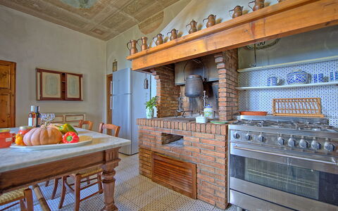 Villa Sorbaiano: Ejendom, Møbel, Bygning, Cabinetry, Billedramme, Bord, Træ, Indretning, Countertop, Køkken