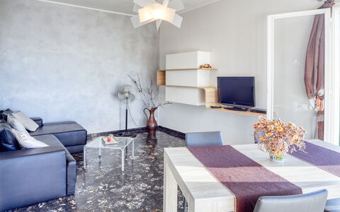 Casa Matilde - Villa Alle Cascine, Imperia: Ejendom, Møbel, Bygning, Cabinetry, Komfort, Indretning, Billedramme, Purple, Belysning, Træ