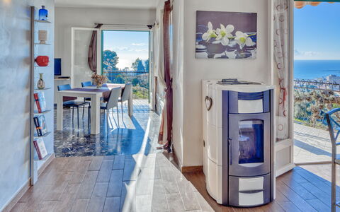 Casa Matilde - Villa Alle Cascine, Imperia: Ejendom, Blå, Azure, Indretning, Dør, Etage, Bord, Gulvbelægning, Ejendom, Couch