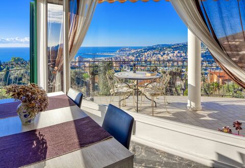 Casa Matilde - Villa Alle Cascine, Imperia: Himmel, Daytime, Ejendom, Blå, Plante, Bygning, Vand, Natur, Azure, Skygge