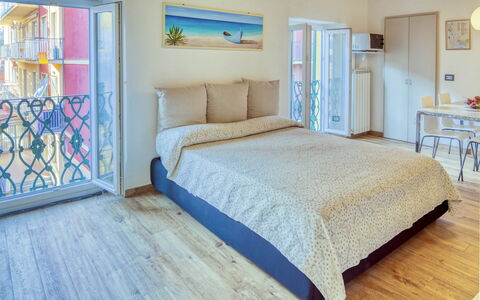 Studio Fede - Levanto: Møbel, Ejendom, Blå, Komfort, Azure, Pude, Textile, Træ, Vindue, Bed Frame