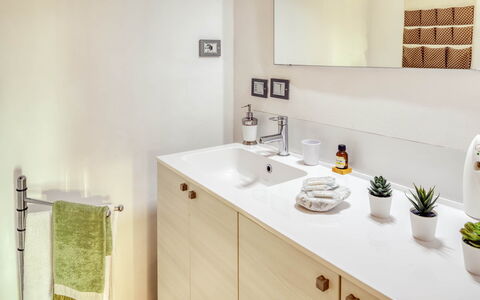 Studio Fede - Levanto: Tap, Cabinetry, Håndvask, Ejendom, Sanitærarmatur, Møbel, Plante, Countertop, Blomsterkrukke, Træ