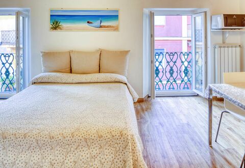 Studio Fede - Levanto: Møbel, Blå, Bygning, Komfort, Vindue, Azure, Træ, Textile, Bed Frame, Gulvbelægning