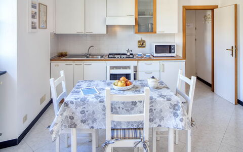 Studio Paola - Levanto: Cabinetry, Countertop, Møbel, Hvid, Håndvask, Produkt, Azure, Komfur, Træ, Køkken
