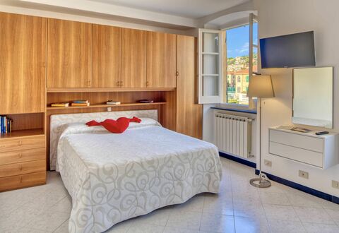 Studio Paola - Levanto: Møbel, Cabinetry, Komfort, Træ, Indretning, Skuffe, Bygning, Gulvbelægning, Seng, Etage