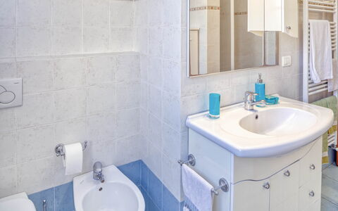 Nina Home - Levanto: Tap, Spejl, Håndvask, Sanitærarmatur, Badeværelsesvask, Ejendom, Fotografi, Purple, Badeværelse, Azure