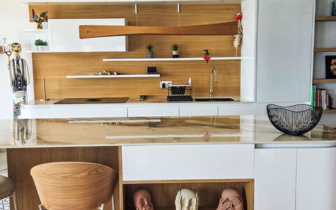 New Beach: Møbel, Indretning, Gulvbelægning, Køkken, Countertop, Træ, Etage, Cabinetry, Reoler, Hylde