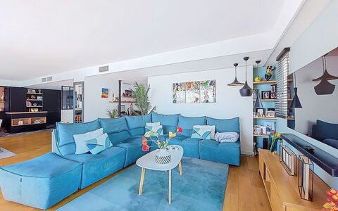 New Beach: Møbel, Indretning, Couch, Gulvbelægning, Etage, Stue, Loft, Værelse, Lejlighed, Bord