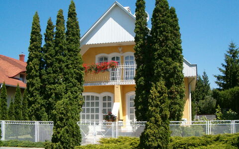 Thuja: Plante, Himmel, Bygning, Vindue, Træ, Græs, Arkitektur, Land Lot, Vedplante, Hæk