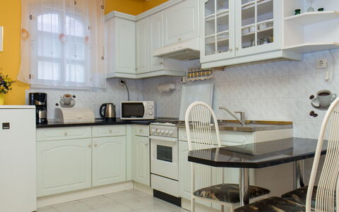 Thuja: Køkkenvask, Cabinetry, Countertop, Møbel, Håndvask, Køkken Apparat, Komfur, Bygning, Køkken, Vindue