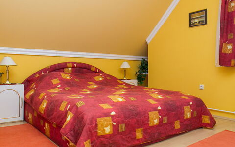 Thuja: Møbel, Bygning, Komfort, Textile, Træ, Bed Frame, Lampe, Hus, Gulvbelægning, Television