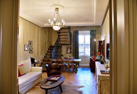 Appartamenti Troise: Bord, Ejendom, Møbel, Couch, Billedramme, Bygning, Indretning, Træ, Belysning, Lampe