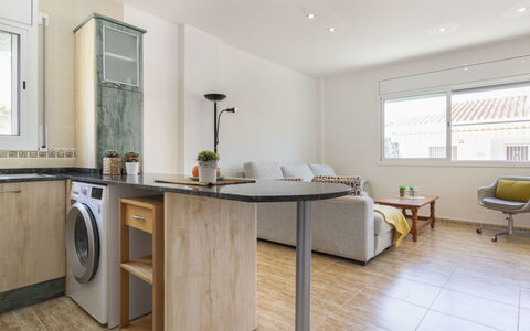 Fontibre: Møbel, Cabinetry, Vindue, Countertop, Træ, Køkken, Stueplante, Bygning, Indretning