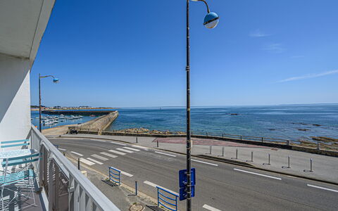 Quiberon 228: Himmel, Sky, Vand, Bygning, Plante, Azure, Træ, Svømmepøl, Ejerlejlighed, Skygge