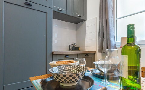 Saint Malo 197: Bordservice, Mad, Tallerkner, Cabinetry, Flaske, Drinkware, Plade, Køkken Apparat, Indretning, Træ