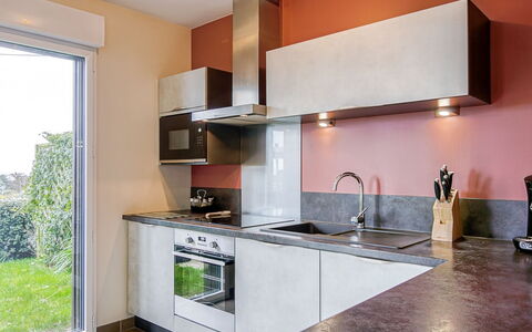 Les Hauts de Port Mer: Countertop, Cabinetry, Køkkenvask, Ejendom, Håndvask, Komfur, Tap, Køkken, Køkken Apparat, Træ