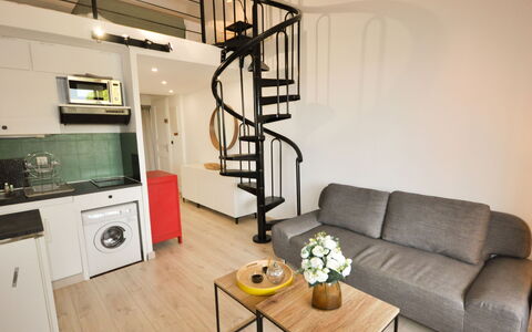 Cavalaire 700: Bord, Couch, Møbel, Ejendom, Cabinetry, Stue, Indretning, Træ, Komfur, Studio Couch