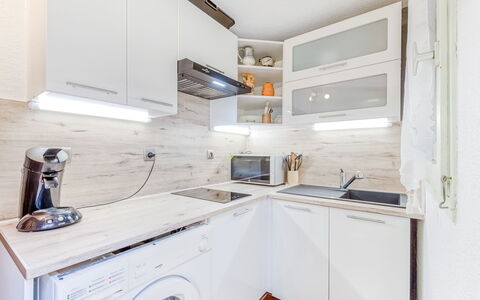 Cavalaire 700: Tap, Cabinetry, Countertop, Køkkenvask, Køkken Apparat, Bildesign, Bygning, Sanitærarmatur, Køkken, Indretning