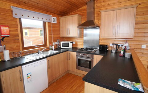 Loch Leven Lodge 11: Cabinetry, Countertop, Køkken Apparat, Køkken, Husholdningsapparat, Komfur, Træ, Indretning, Gulvbelægning, Etage
