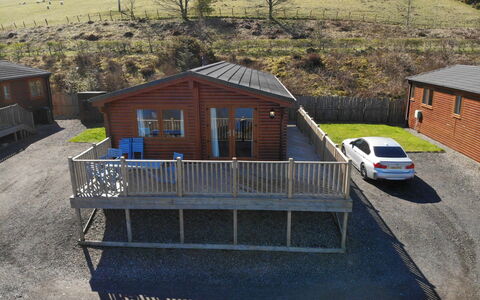 Loch Leven Lodge 11: Bil, Bygning, Vindue, Plante, Træ, Hus, Køretøj, Træ, Hældning, Sommerhus